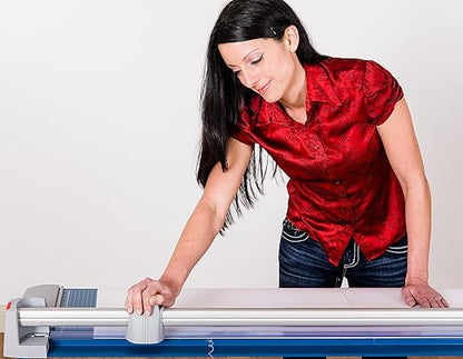 Dahle 448s Premium Rotary Trimmer w/Stand, 20 Sheet Capacity, Self-Sharpening - Image 3